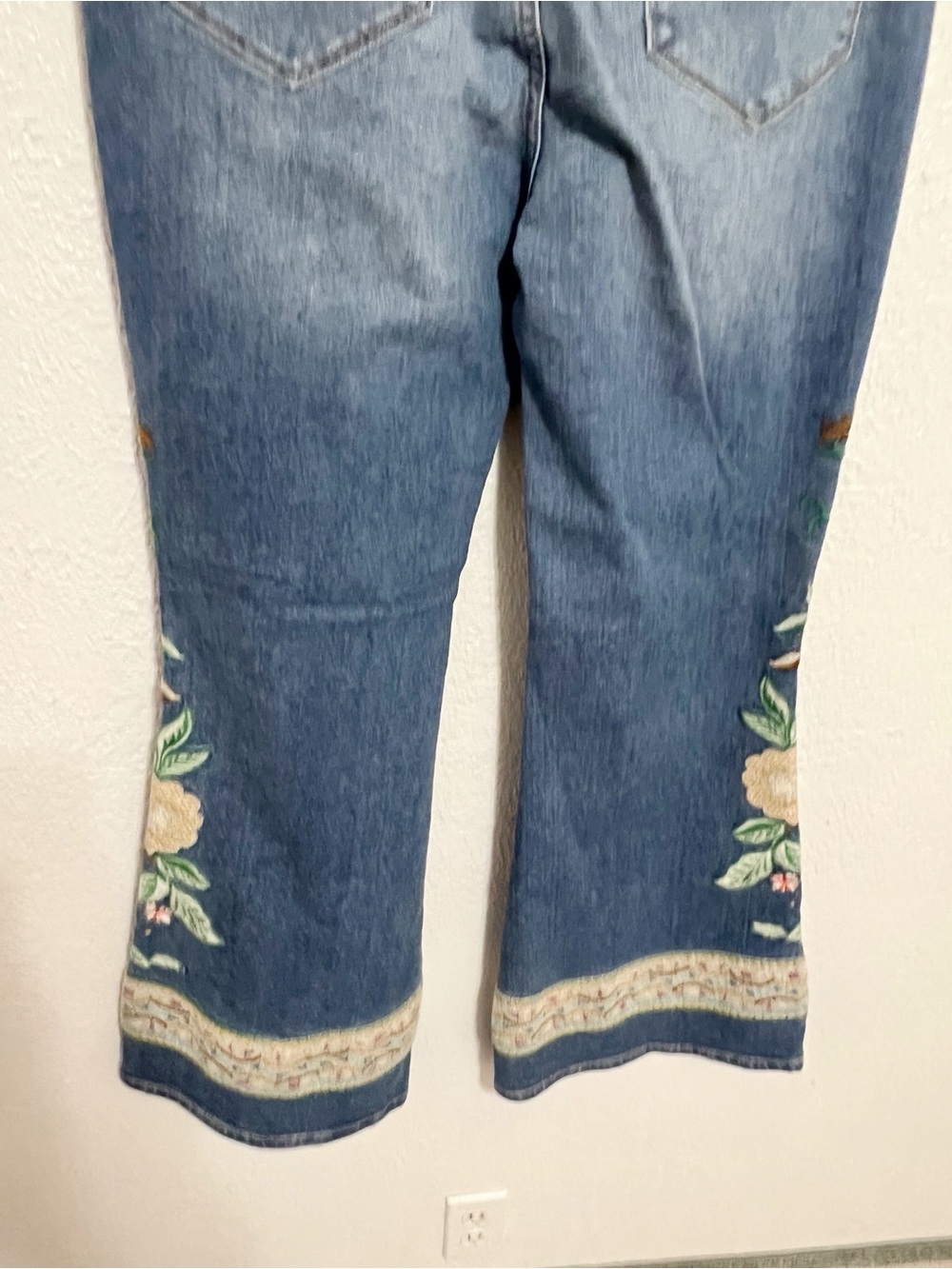 NWT Free People Driftwood Farrah Gardenia Embroidered Flare Jeans - Picture 10 of 11